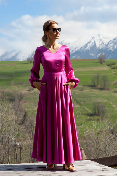 Purpurowa suknia z jedwabiu